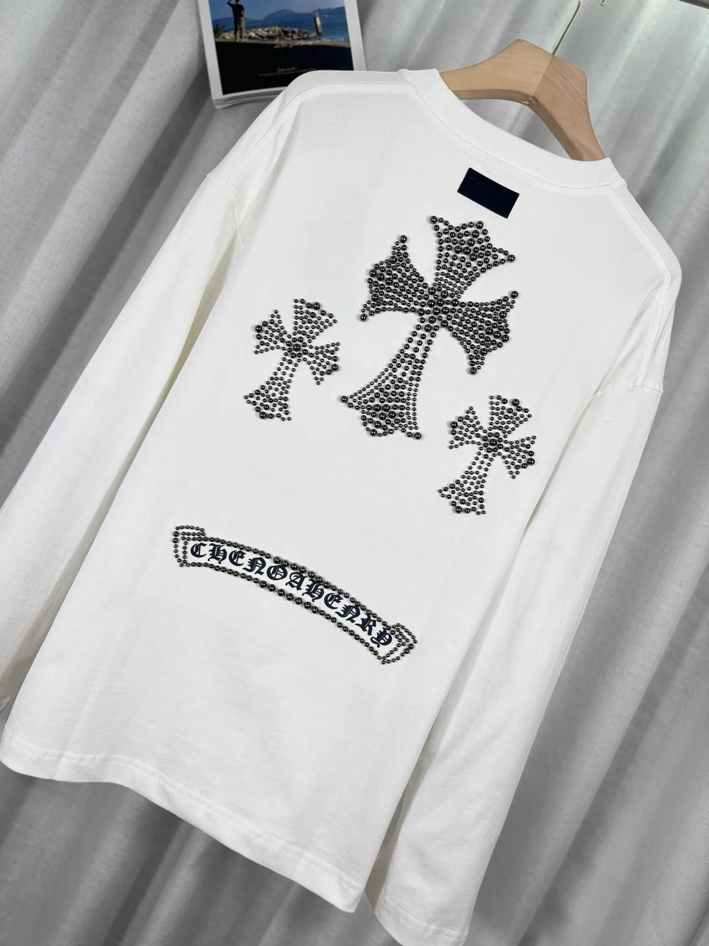 P250 top version, real shot without P, ​​different from market currency) 𝗖𝗵𝗿𝗼𝗺𝗲 𝗛𝗲𝗮𝗿𝘁𝘀/Cro Heart 2025 Autumn and Winter Horseshoe Cross Print Pearl Compass Couple Casual Long Sleeve 👑The highest version! Customized fabric 320g fabric! Horseshoe cross print pearl compass patch embroidery and exquisite embroidery of letters! The best-selling model in the counter, very comfortable to wear. Accessories: original molded and authenticated collar label➕100% silk wash label. Genuine purchase-grade original hangtag➕matching hanging rope➕3D hanging beads➕original packaging bag. Craftsmanship: The original version has consistent wiring! The highest version of the armhole matching technique! Color: Blue Black Size: S M L XL Style No.: 5171